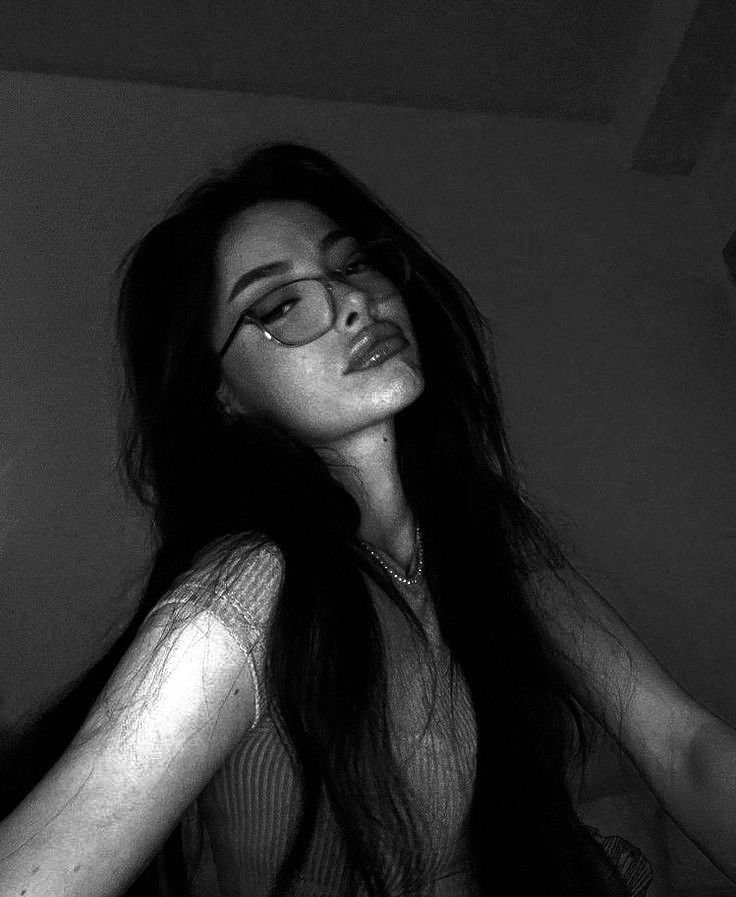 Baddie PFP Black And White